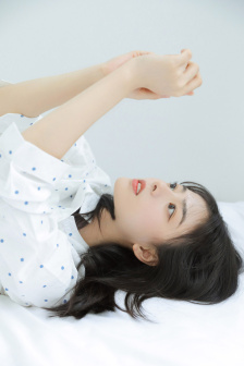 宁荣荣黑色蕾丝抹胸连衣裙